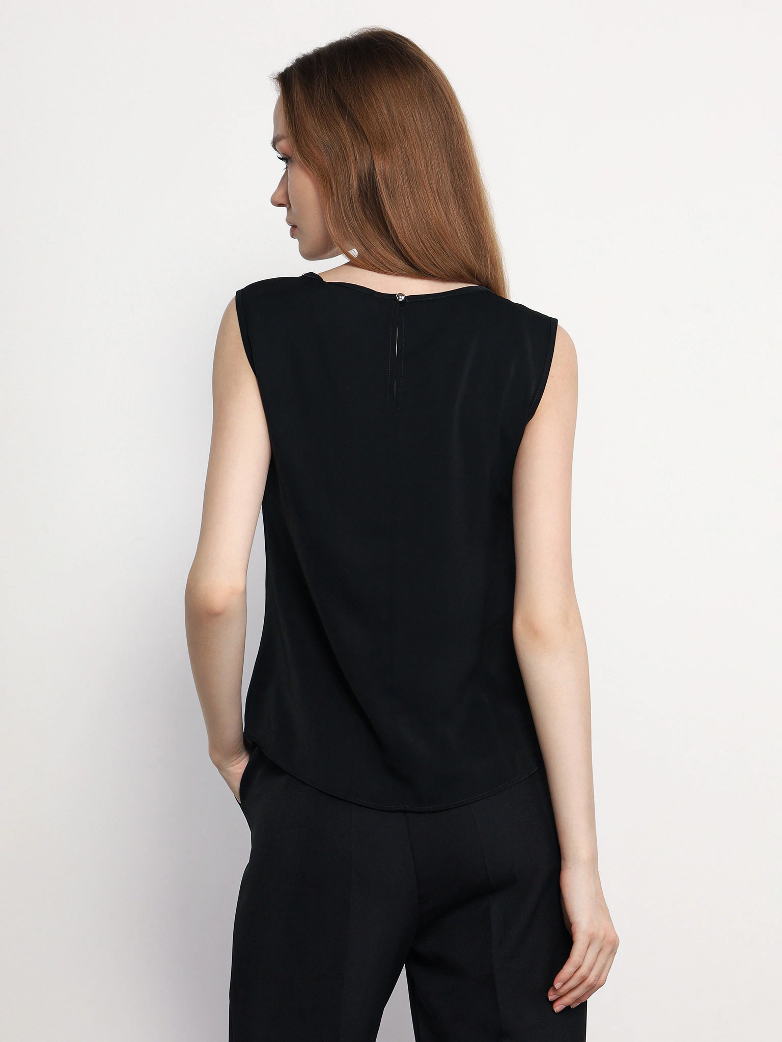 Блуза черного цвета с цепочкой-мониль